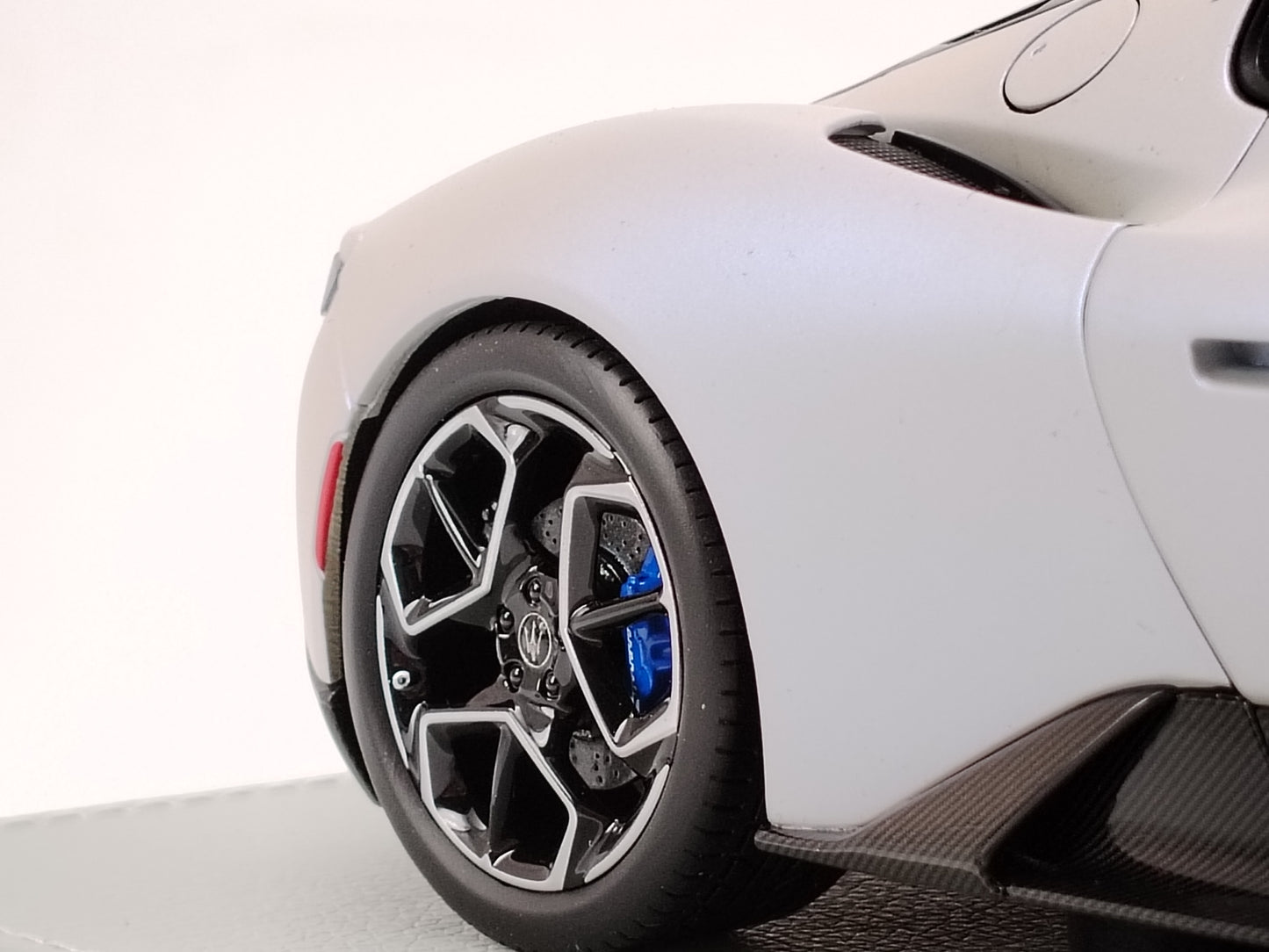 BBR 1/18 Maserati MC20 leather base white alloy model car HE180051ABBR