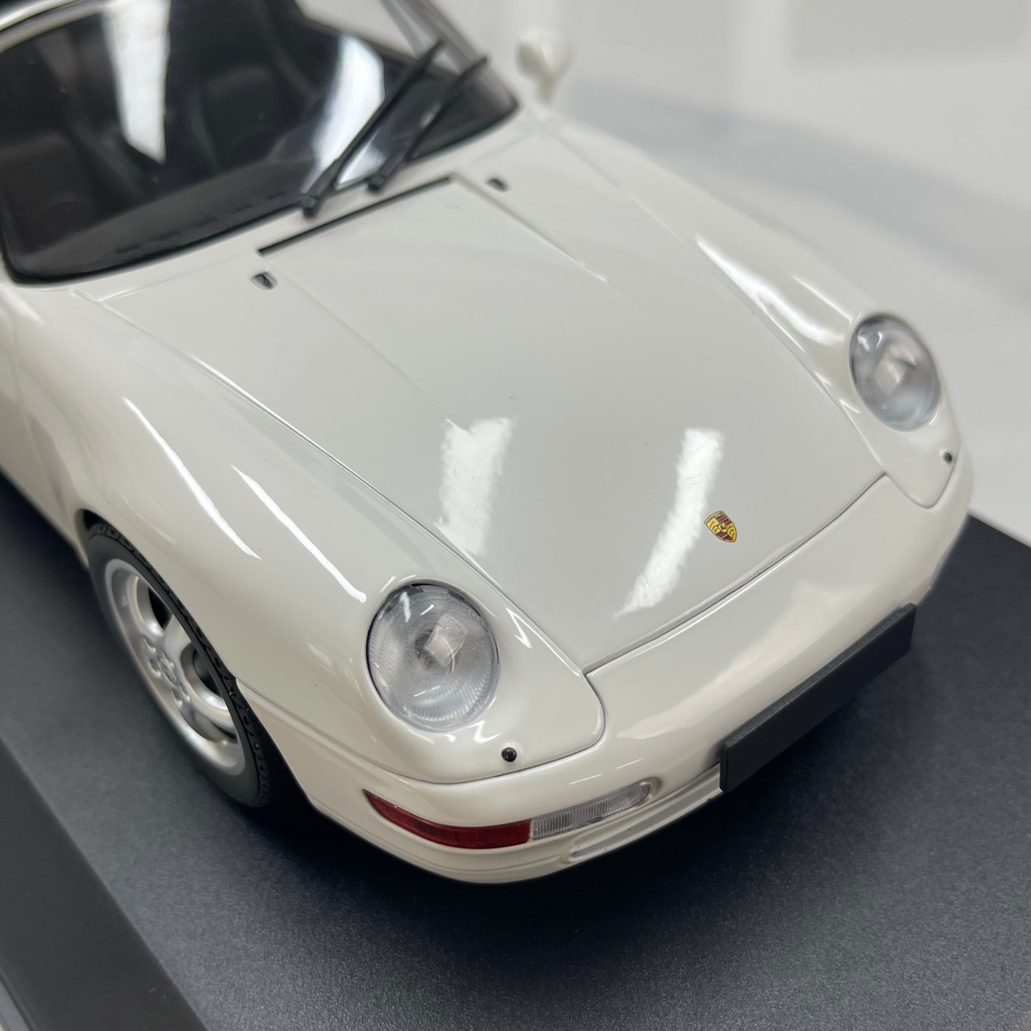 MINICHAMPS 1/18 Porsche 911 (993) Cabriolet White 155061131