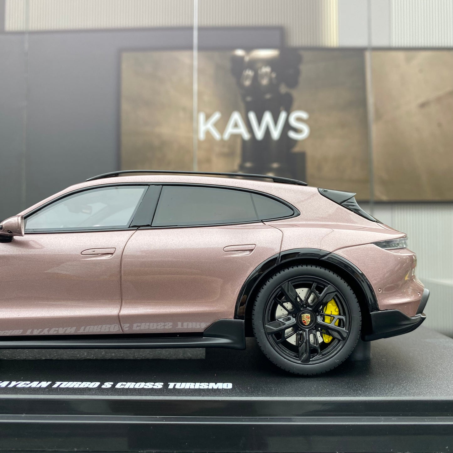 GT Spirit 1/18 Porsche Taycan Turbo S Cross Turismo simulation model