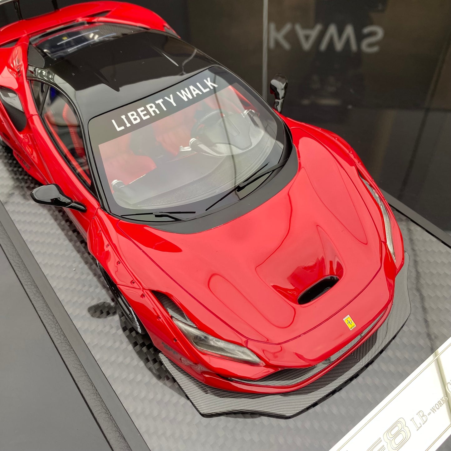 VIP 1/18 Ferrari F8 wide-body modified version simulation car model ornament gift