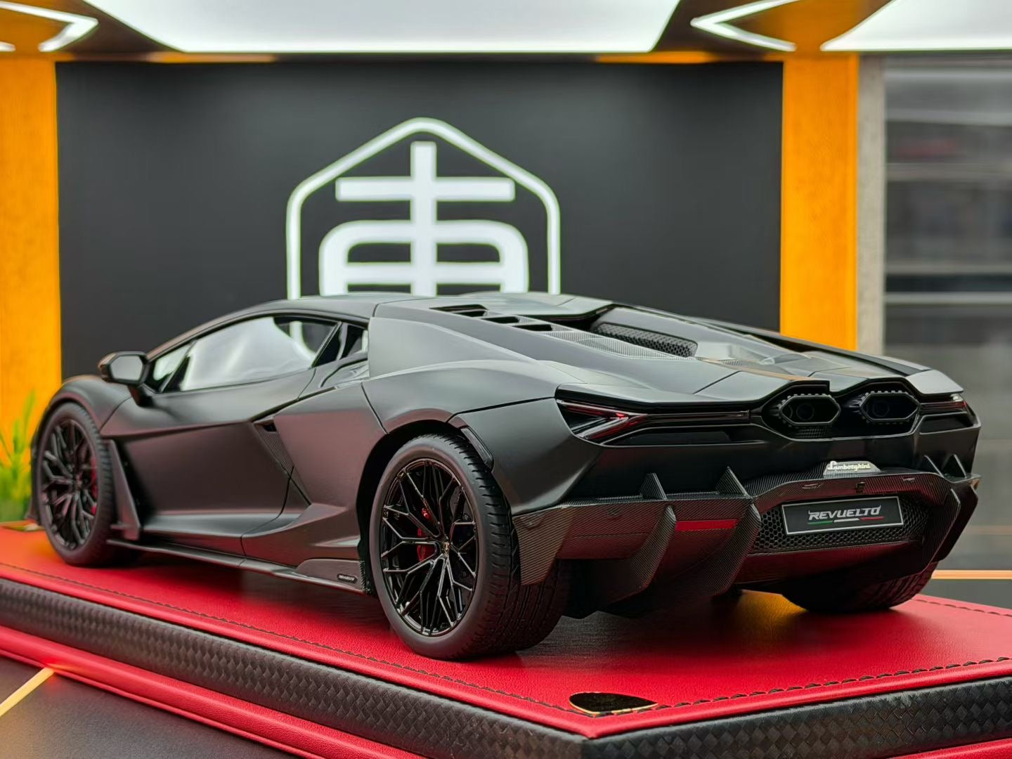 MR 1:18 Lamborghini Revuelto Nero Nemesis Matt 130/149 DDJ054