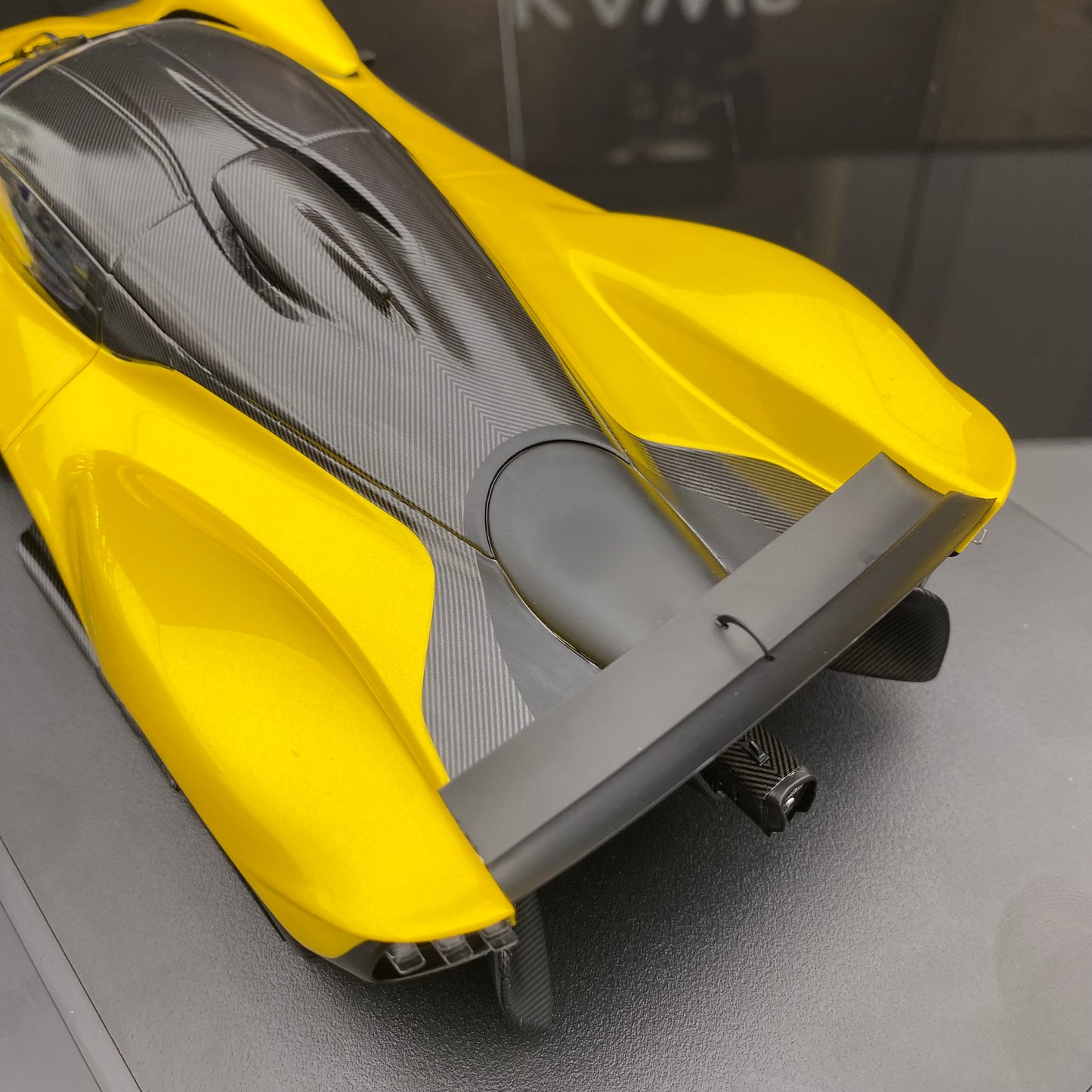 Topspeed 1/18 Aston Martin Valkyrie Sunburst simulation car model ornament