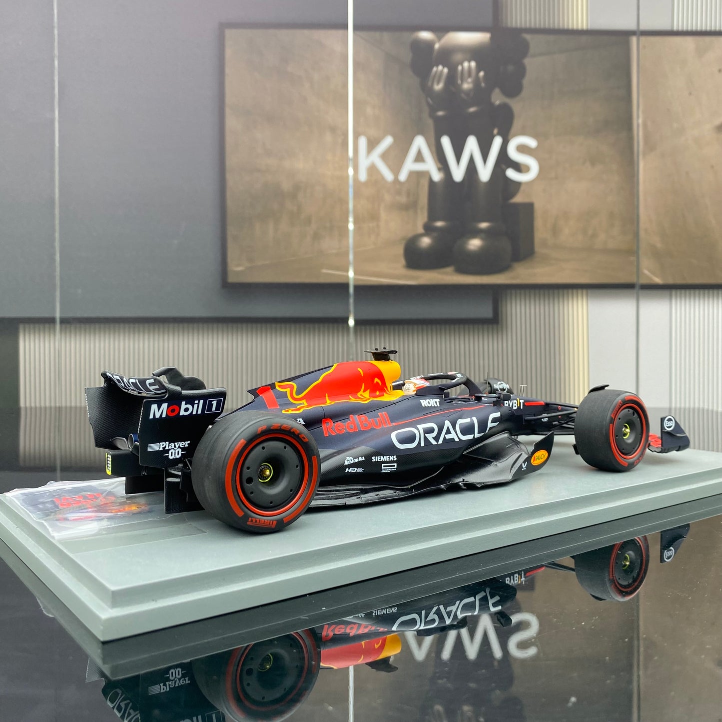 SPARK 1/18 Oracle F1 Team RB19 2023 British Grand Prix Victory No. 1 Verstappen Red Bull Limited Edition Simulation Car Model