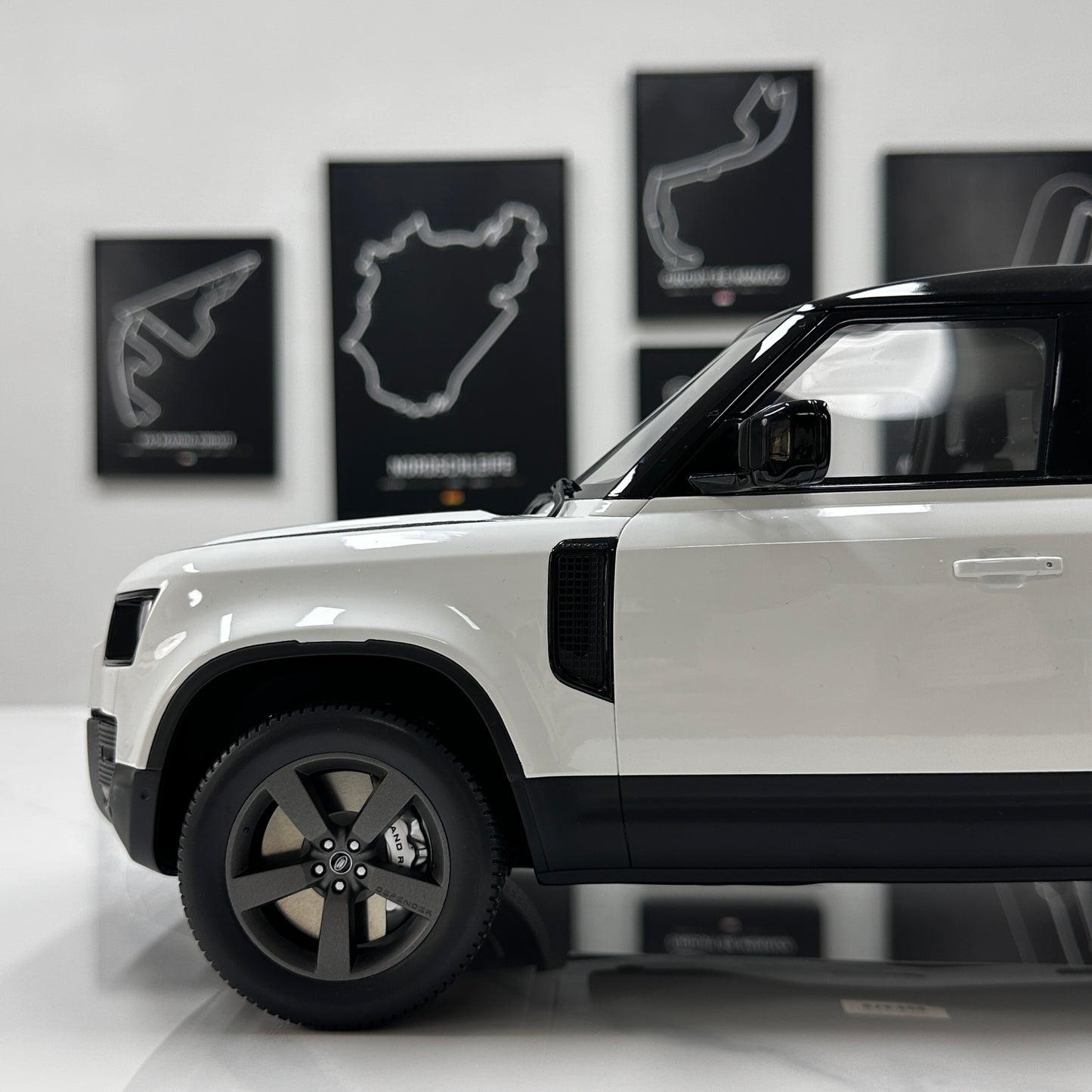 GT Spirit 1/12 Land Rover DEFENDER 110 P400X White GT554