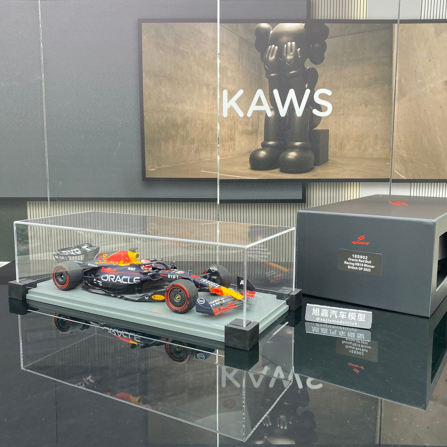 SPARK 1/18 Oracle F1 Team RB19 2023 British Grand Prix Victory No. 1 Verstappen Red Bull Limited Edition Simulation Car Model