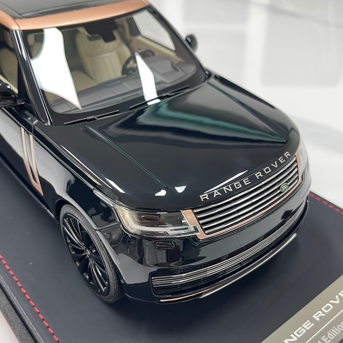 BBA MODEL 1:18 Land Rover Range Rover Autobiography — Black & Gold