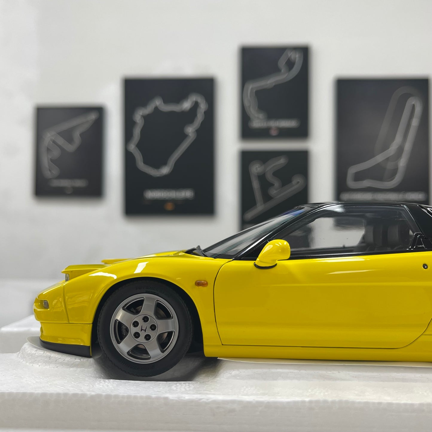 LCD 1/18 Honda NSX First Generation (MK1/NA1) - Yellow (LCD18022-YE)