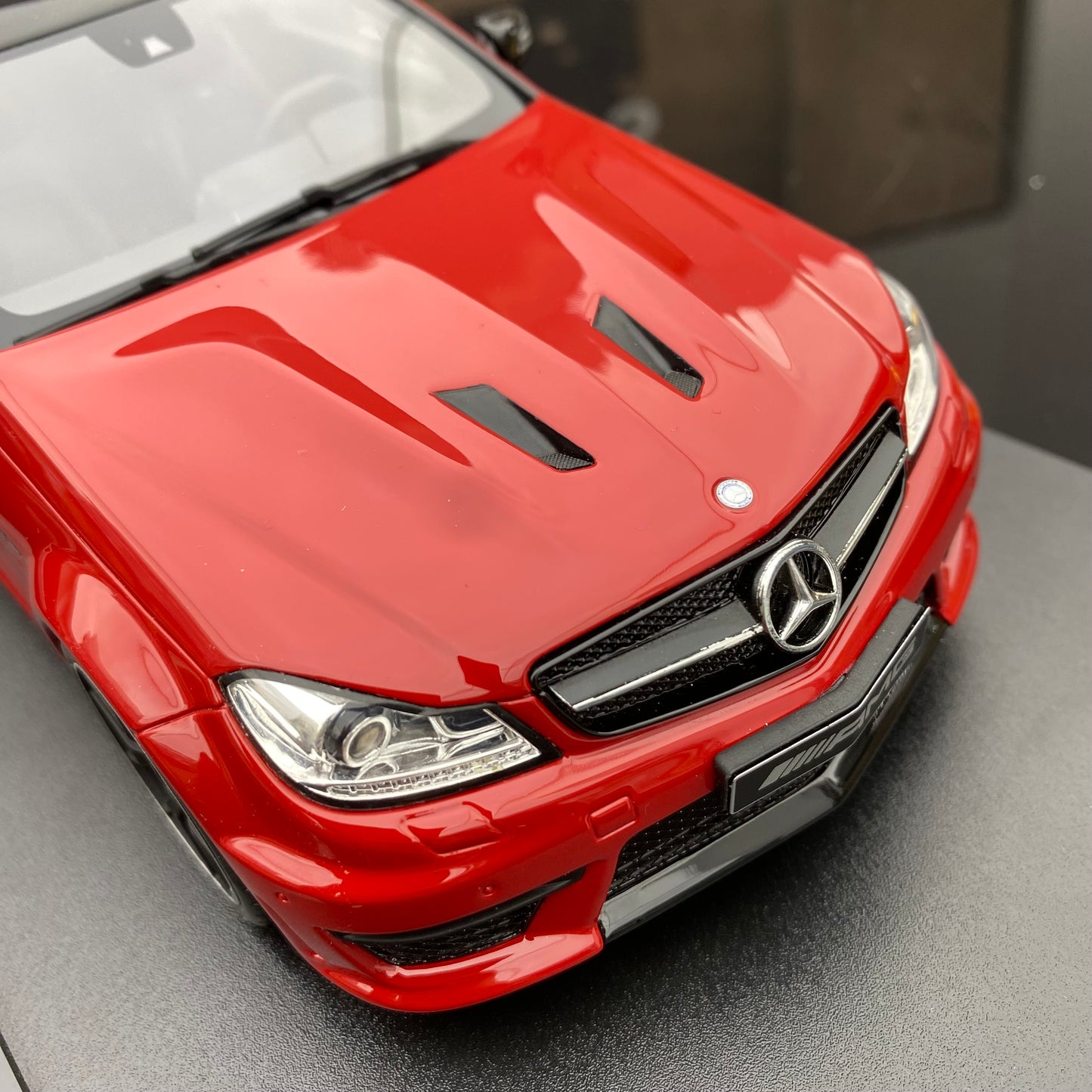 Colección de adornos de resina roja sellada del Mercedes-Benz C63 AMG GT Spirit 1/18