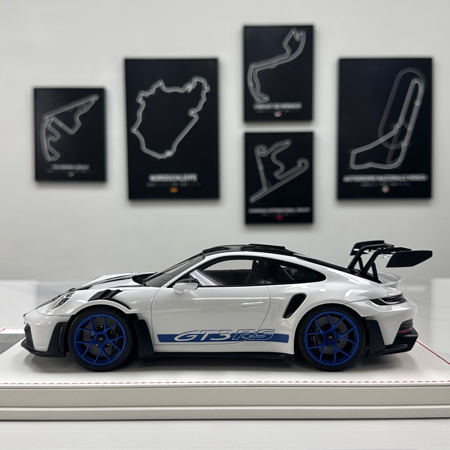 GH MODEL 1/18 Porsche 992 GT3RS, Sky Grey Limited Edition Model Car Figurine