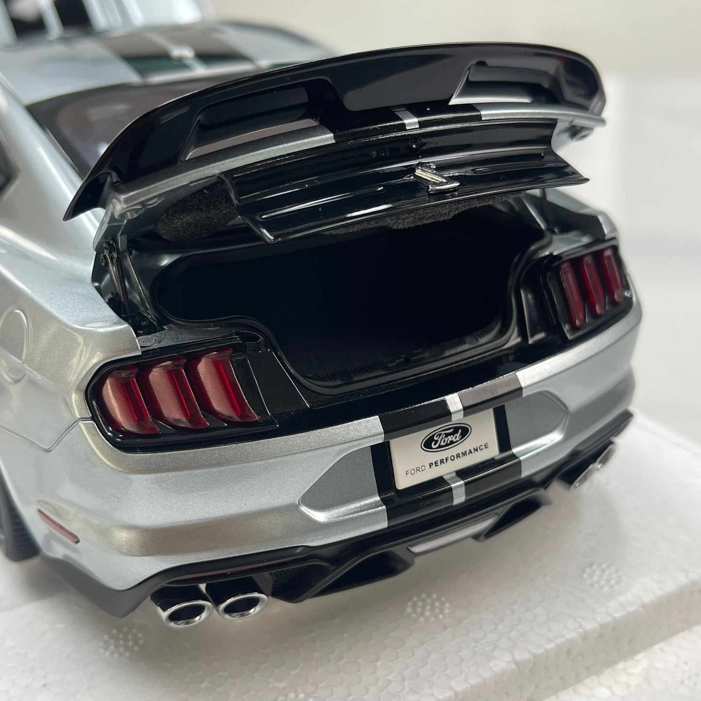 AUTOart 1/18 Ford Mustang Shelby GT500 Silver 73096