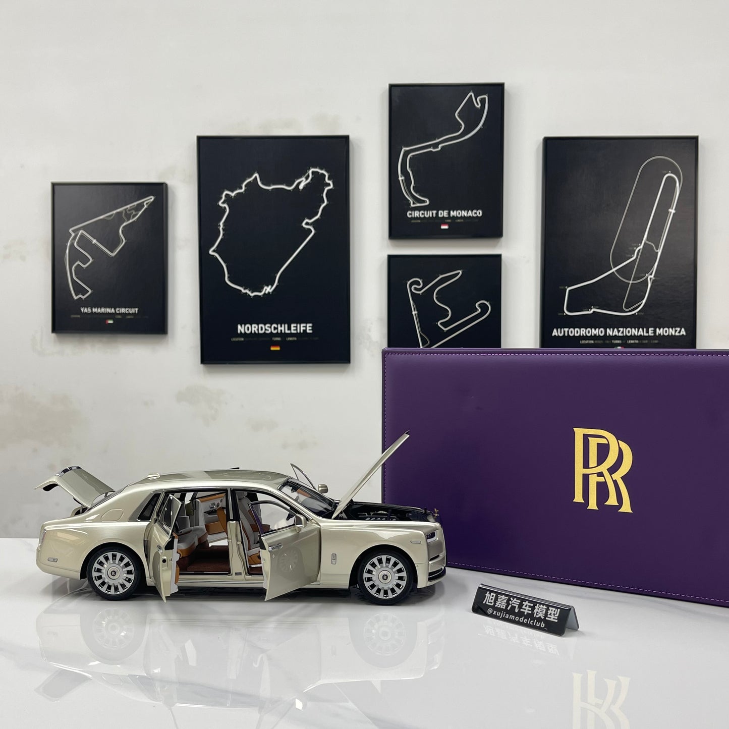 ZP 1/18 Rolls-Royce Phantom VIII (Gold Badge & Leather Case Edition) – Champagne Gold (ZP116)