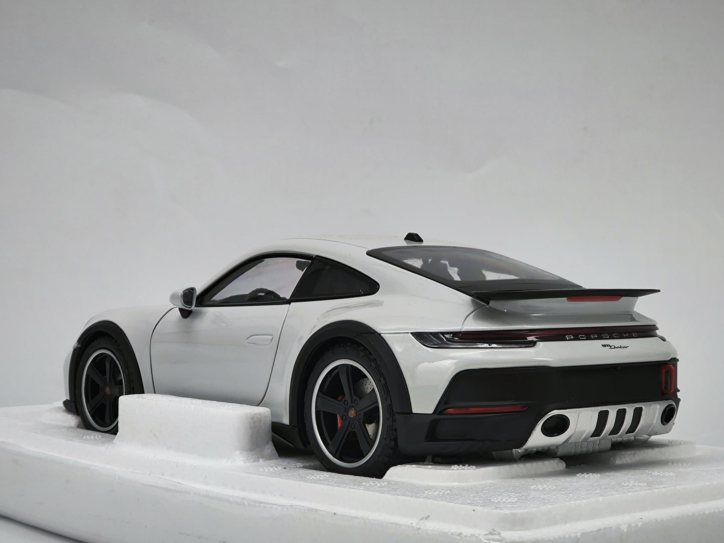 MINICHAMPS 1/18 Porsche 911 DAKAR Gray Alloy Car Model