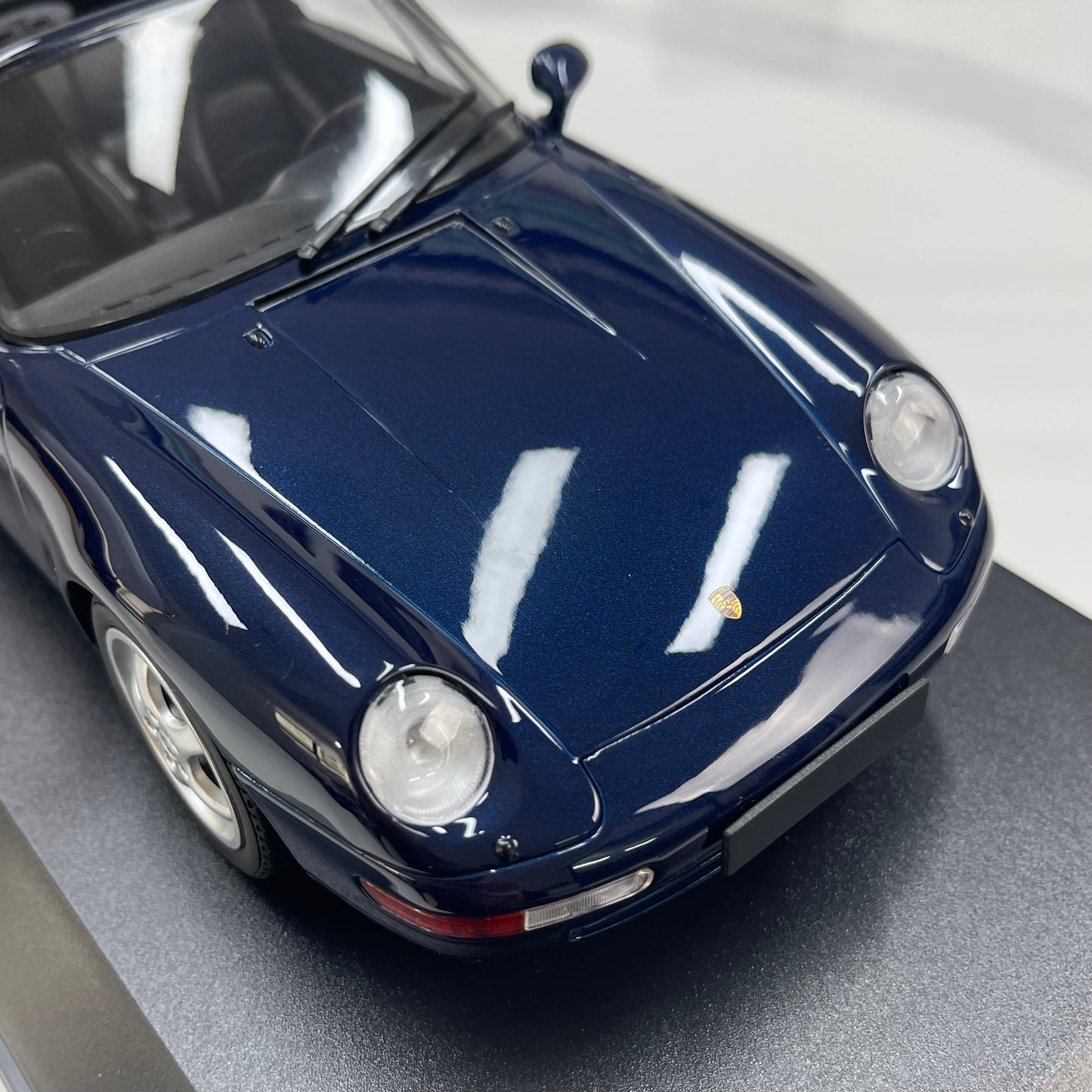 MINICHAMPS 1/18 Porsche 911 (993) Cabriolet, Metallic Blue (155061130)