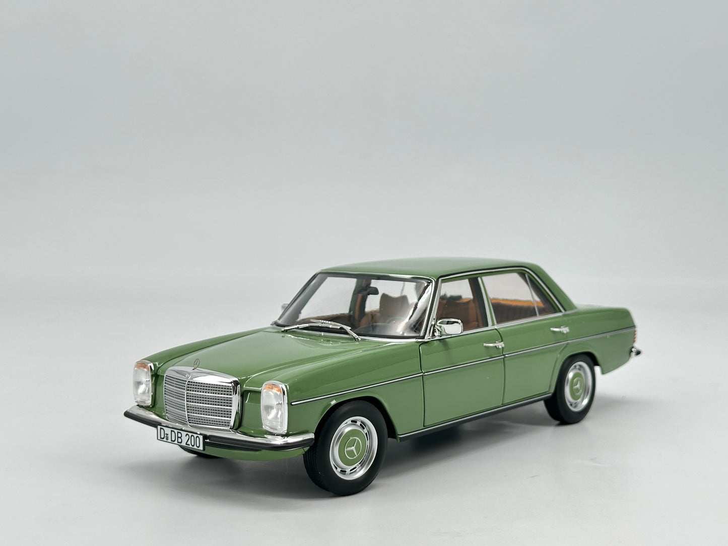 Norev 1/18 Mercedes Benz 200 1982 Light Green Alloy Car Model