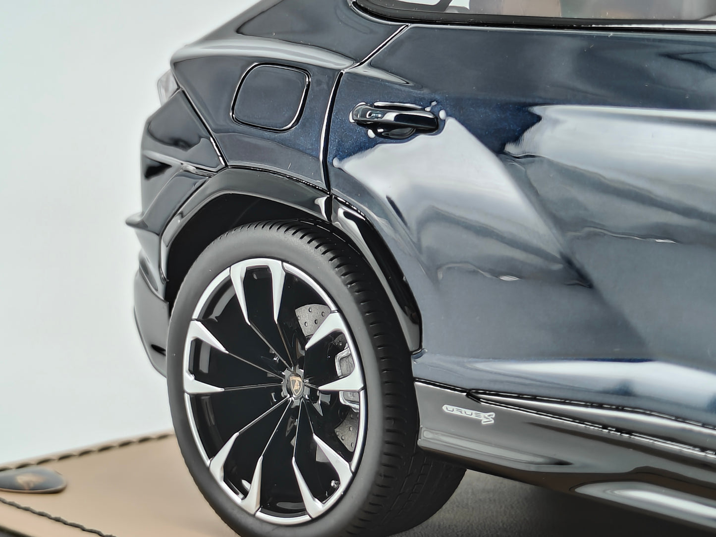MR 1/18 Lamborghini URUS S Sunroof Edition SUV Limited Edition Car Model Ornaments