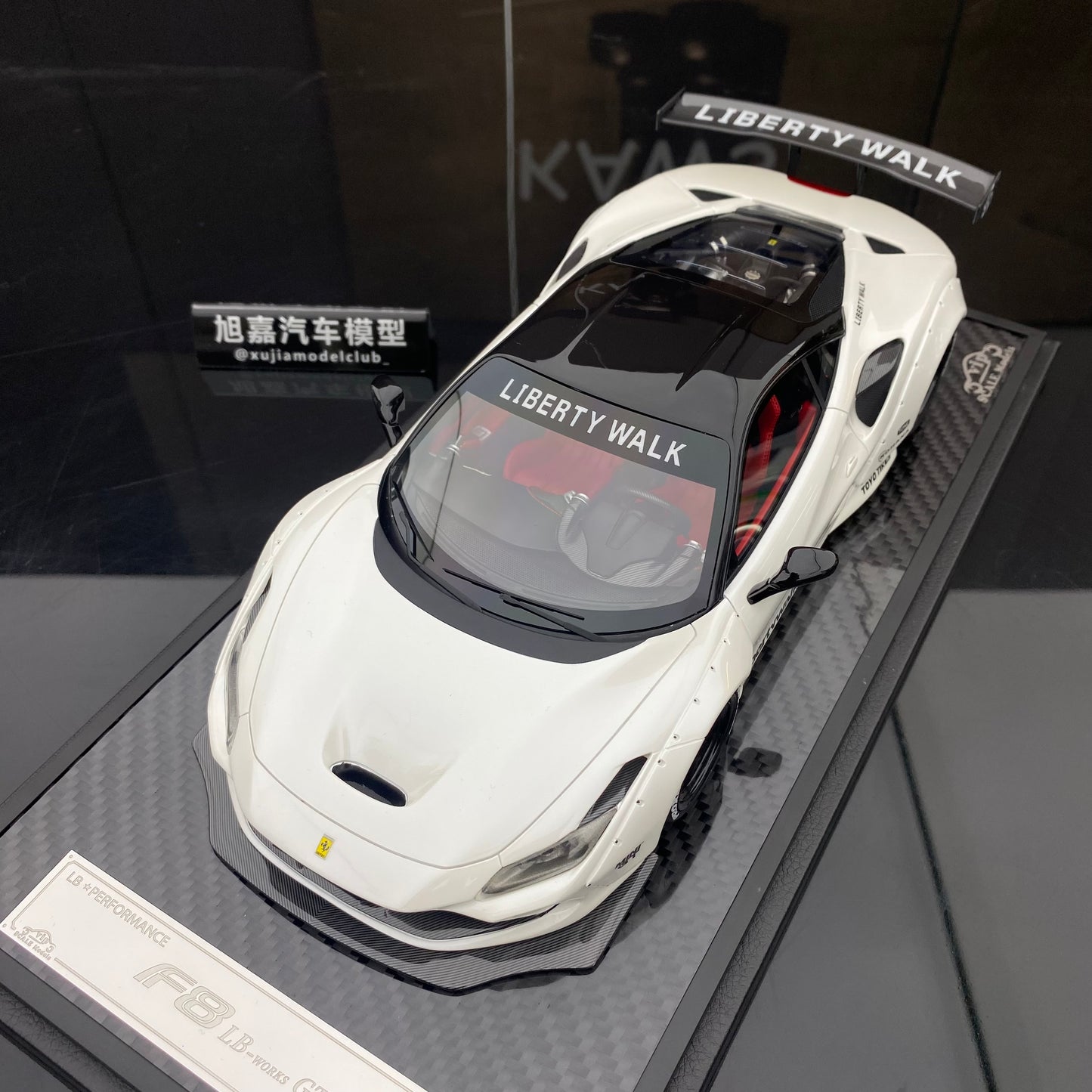 VIP 1/18 Ferrari F8 wide-body modified version simulation car model ornament gift