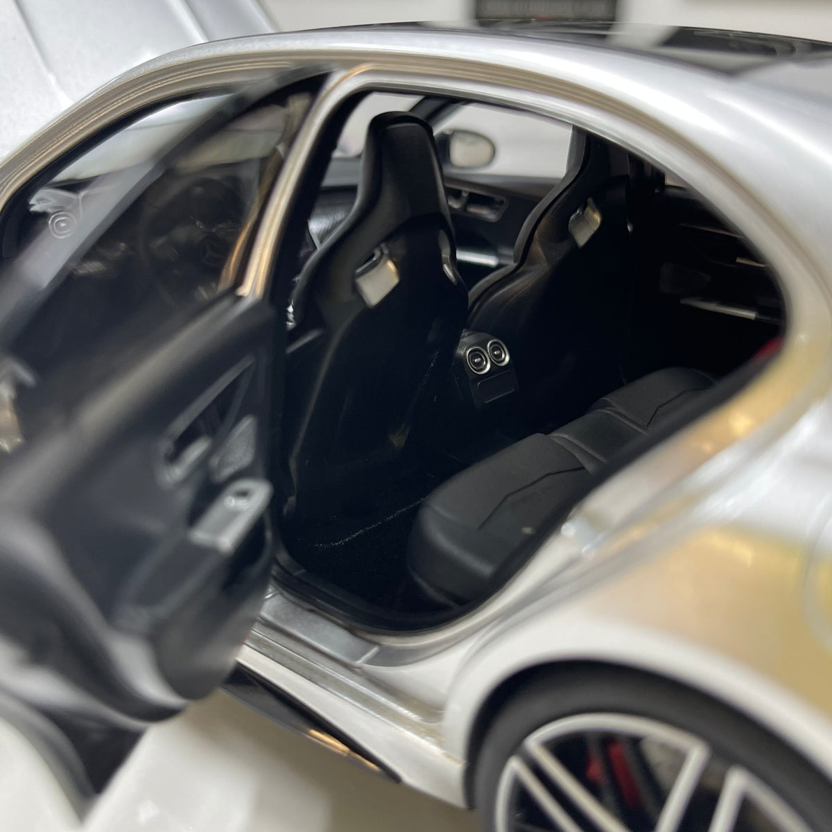 NZG 1/18 Mercedes-AMG C63 S E Performance – Tech Silver (111200055)