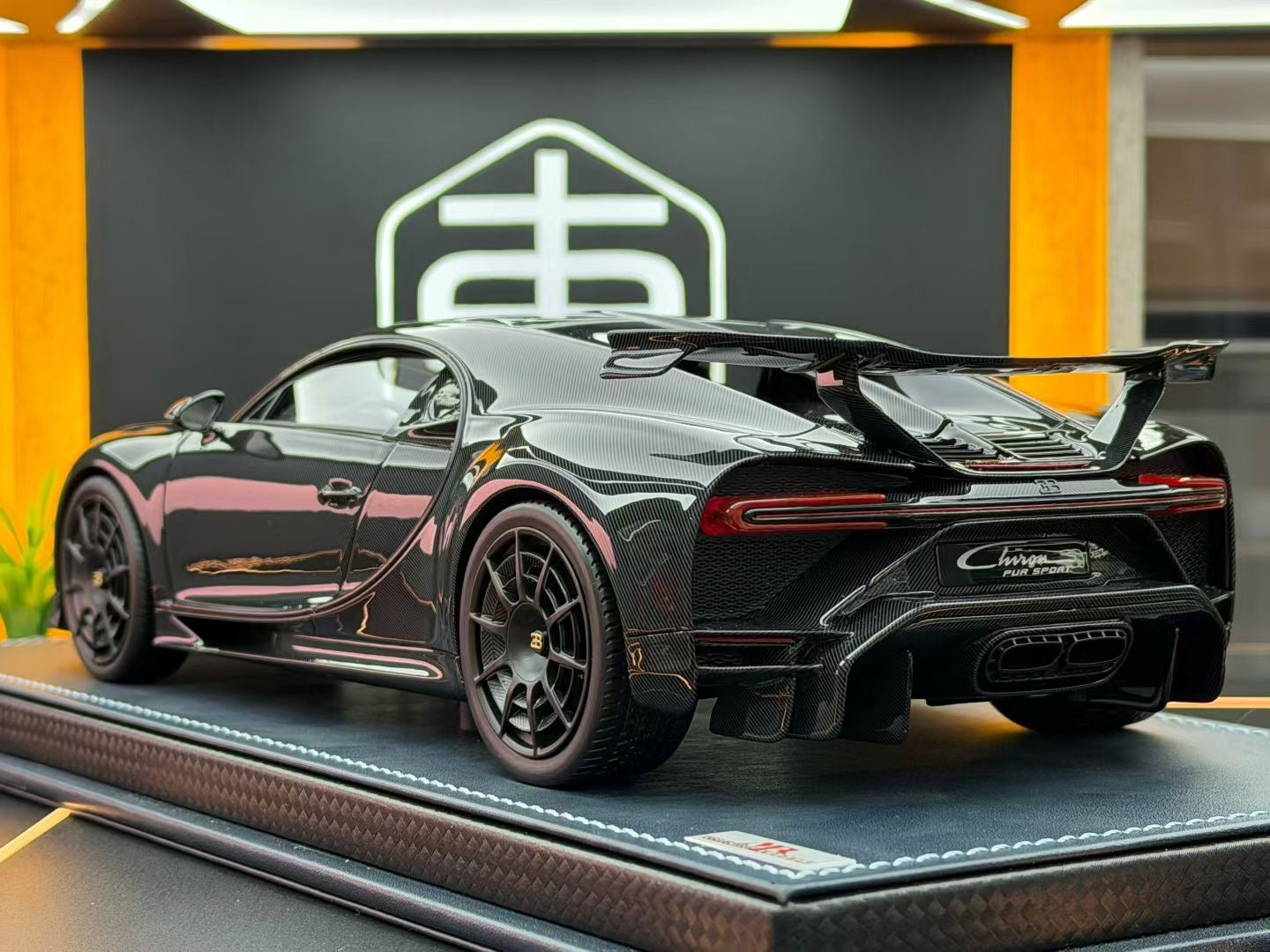 MR 1:18 Bugatti Chiron Pur Sport Full Carbon 46/99 DDJ046