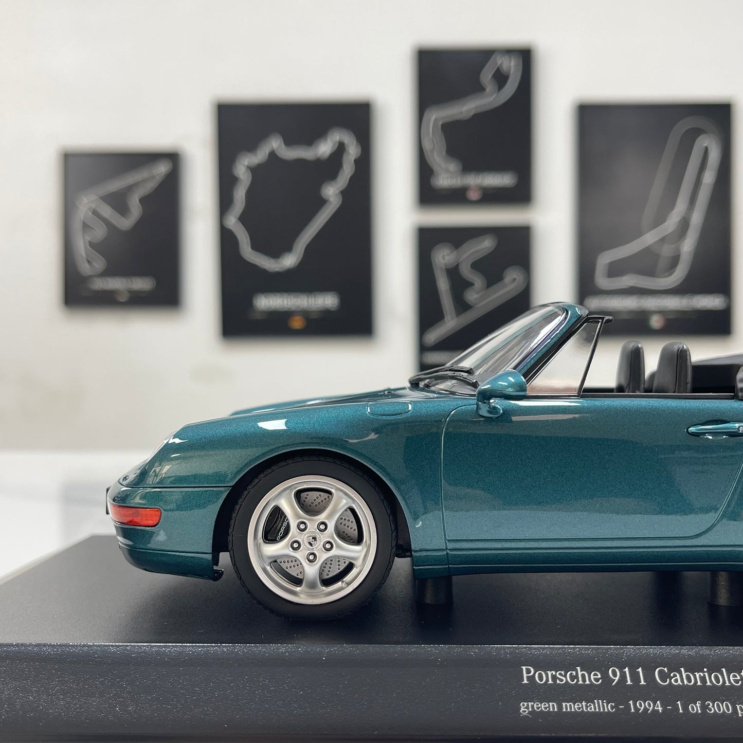 MINICHAMPS 1/18 Porsche 911 (993) Cabriolet – Metallic Green (155061132)