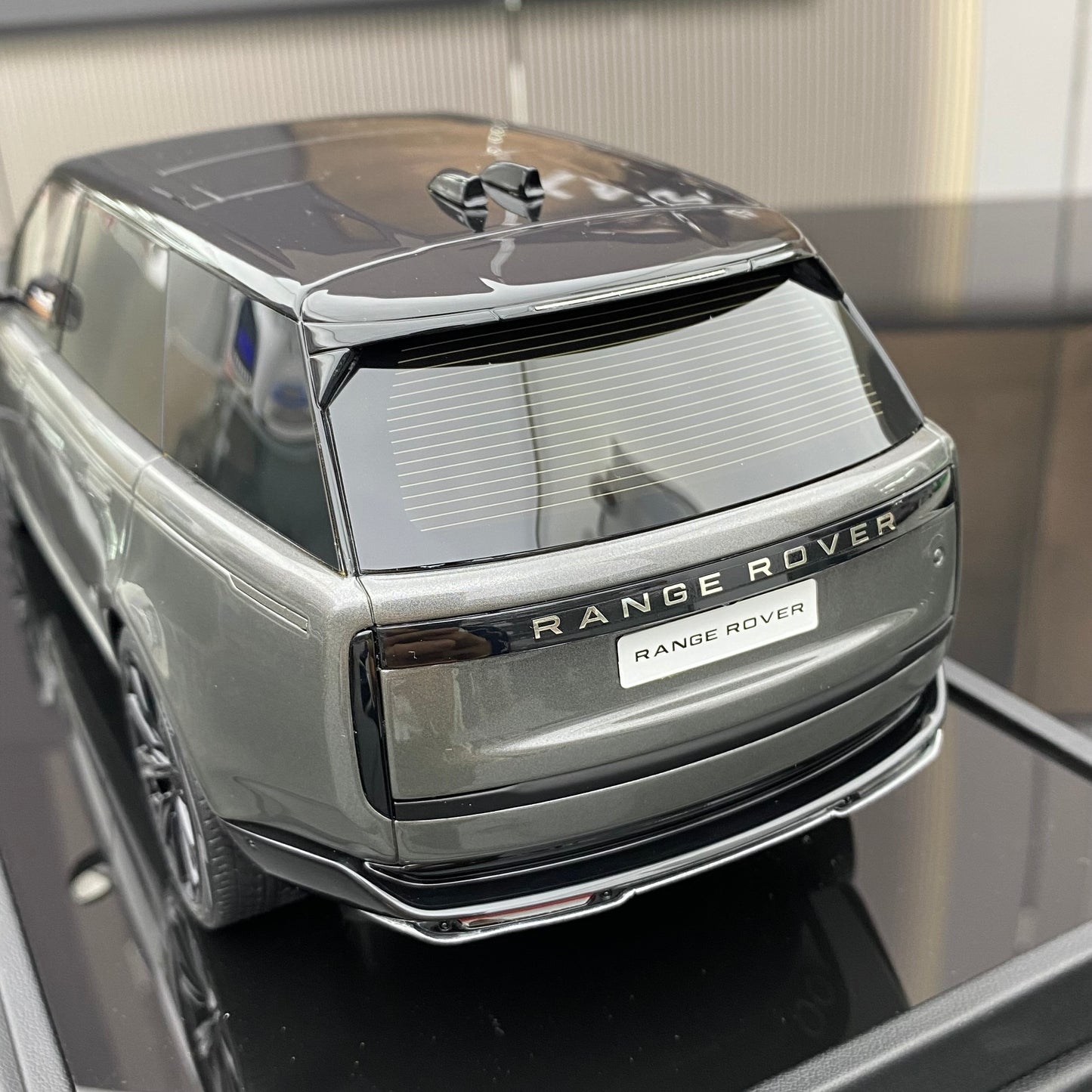 MOTORHELIX 1/18 Land Rover Range Rover Honor Creation Extended Edition Car Model Birthday Gift Ornament Gift