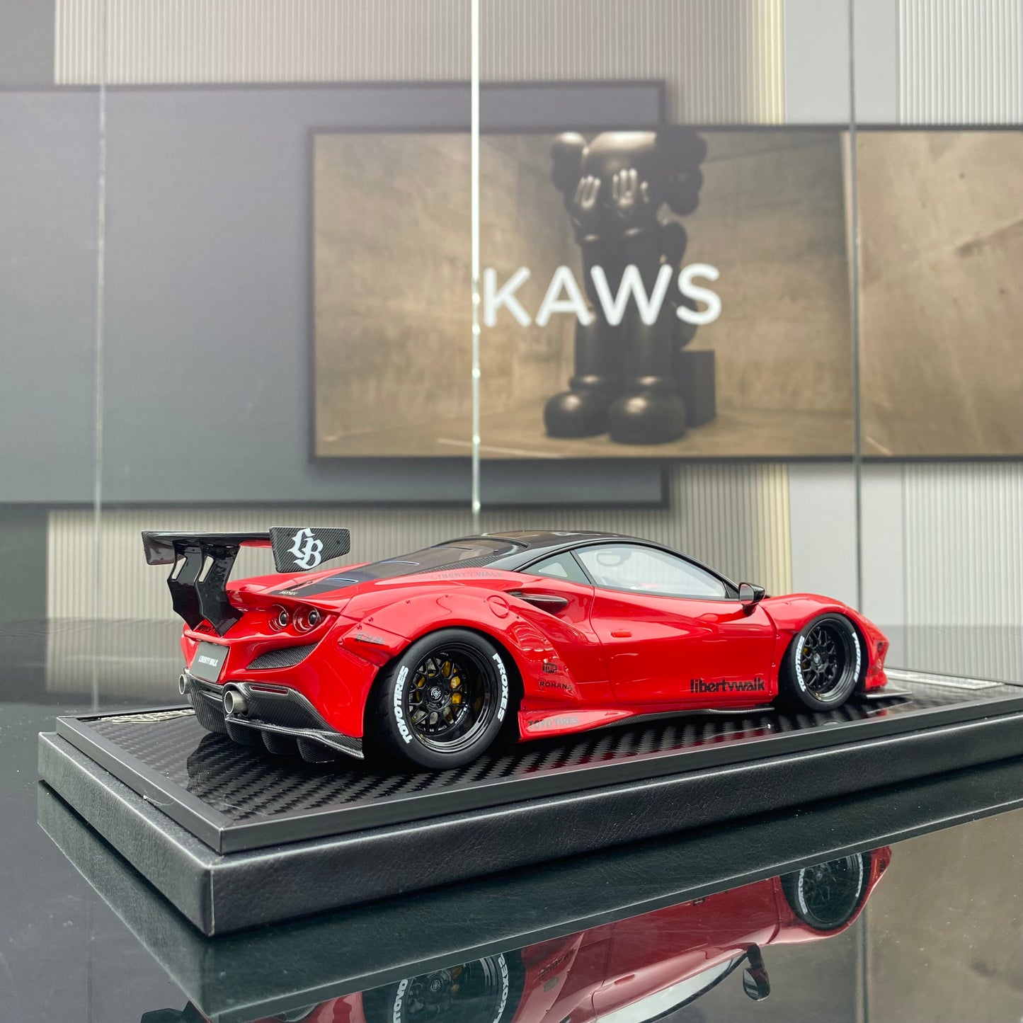 VIP 1/18 Ferrari F8 wide-body modified version simulation car model ornament gift