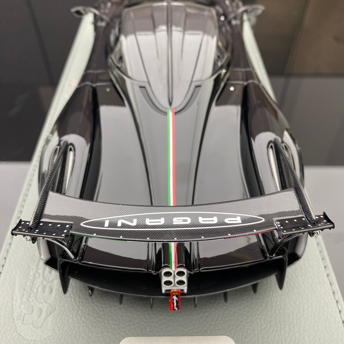 BBR 1/18 Pagani Huayra R gloss black/Italian flag limited edition car model