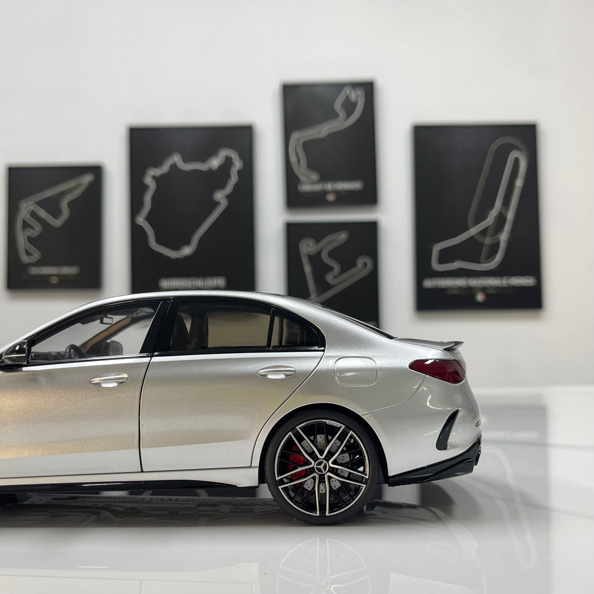 NZG 1/18 Mercedes-AMG C63 S E Performance – Tech Silver (111200055)
