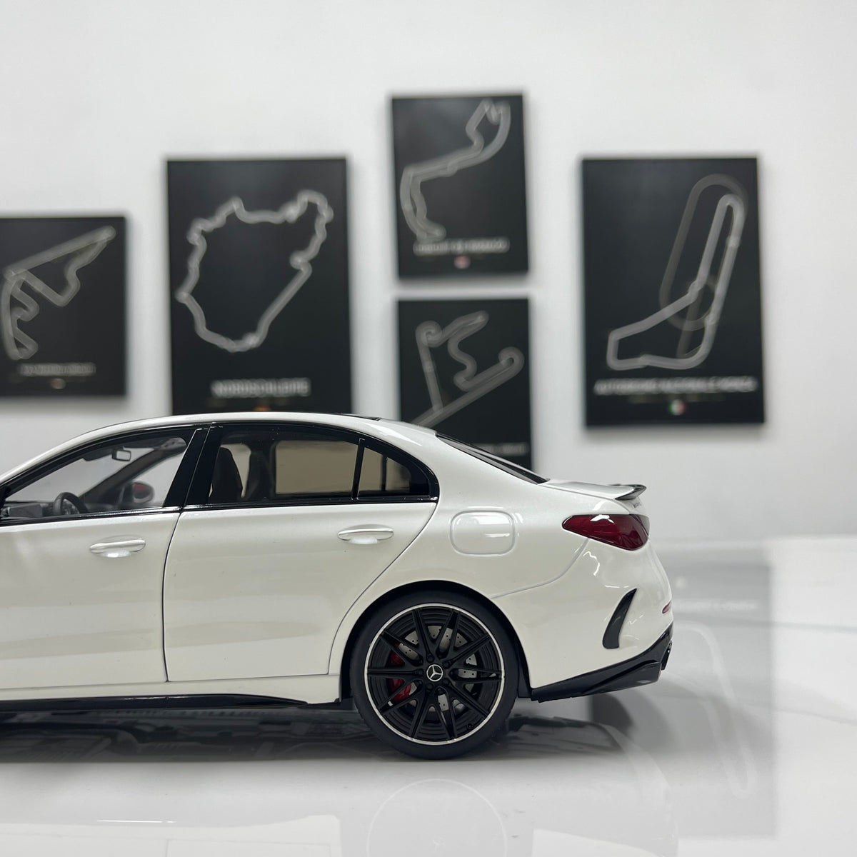 NZG 1/18 Mercedes-AMG C63 S E-Performance, Gloss White (111200040)