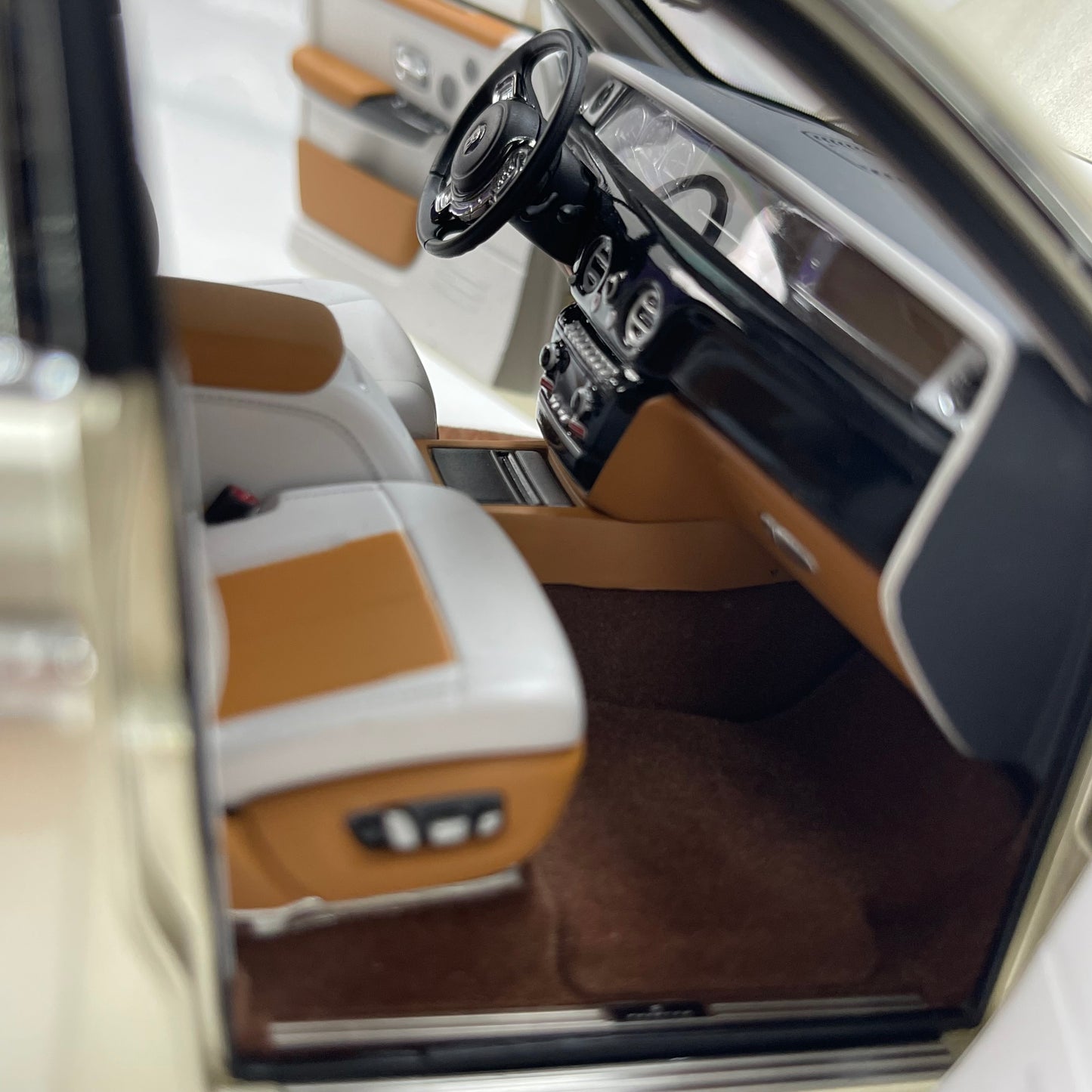 ZP 1/18 Rolls-Royce Phantom VIII (Gold Badge & Leather Case Edition) – Champagne Gold (ZP116)