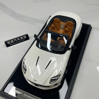 MOTORHELIX 1/18 Aston Martin DB12 Volante (Convertible) - Moonlight White - MH395