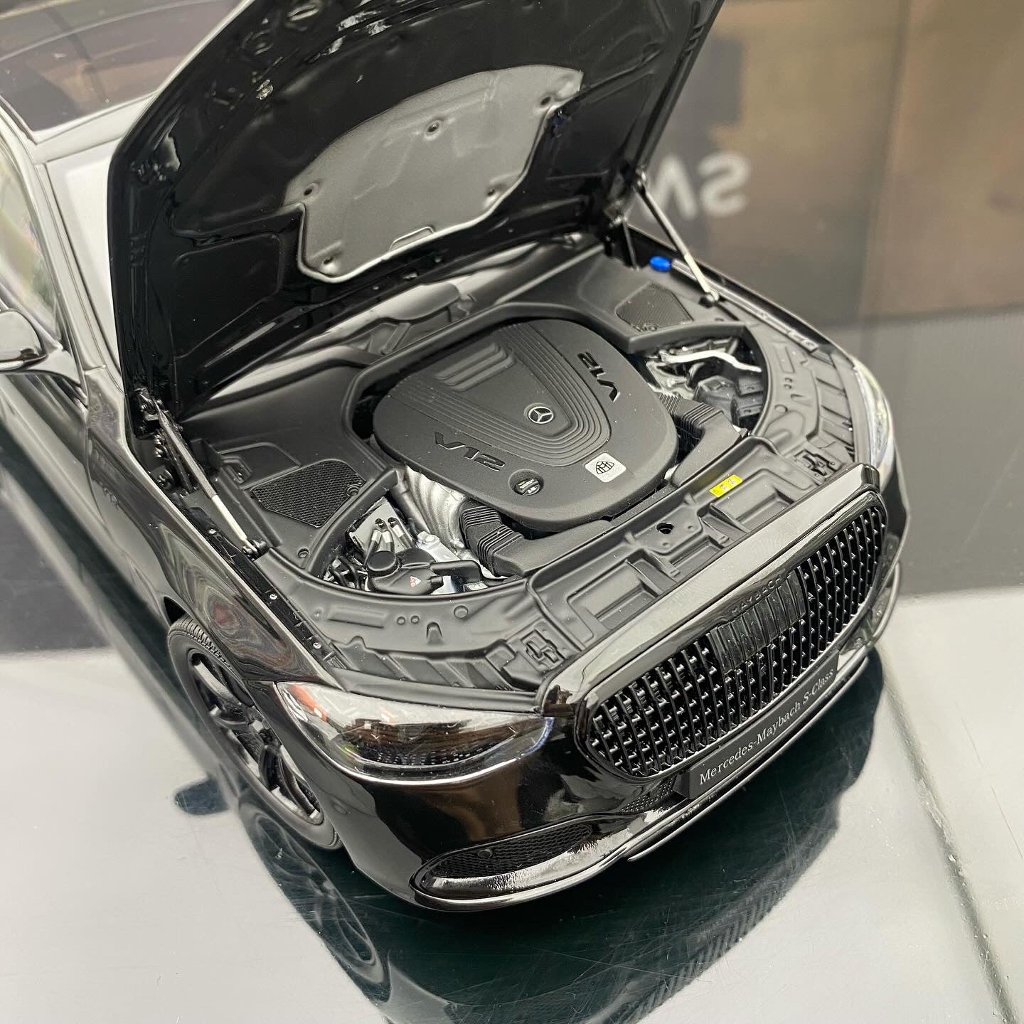Almost Real 1/18 Mercedes-Benz Maybach S-Class Black Alloy Fully Open Simulation Car Model Ornament
