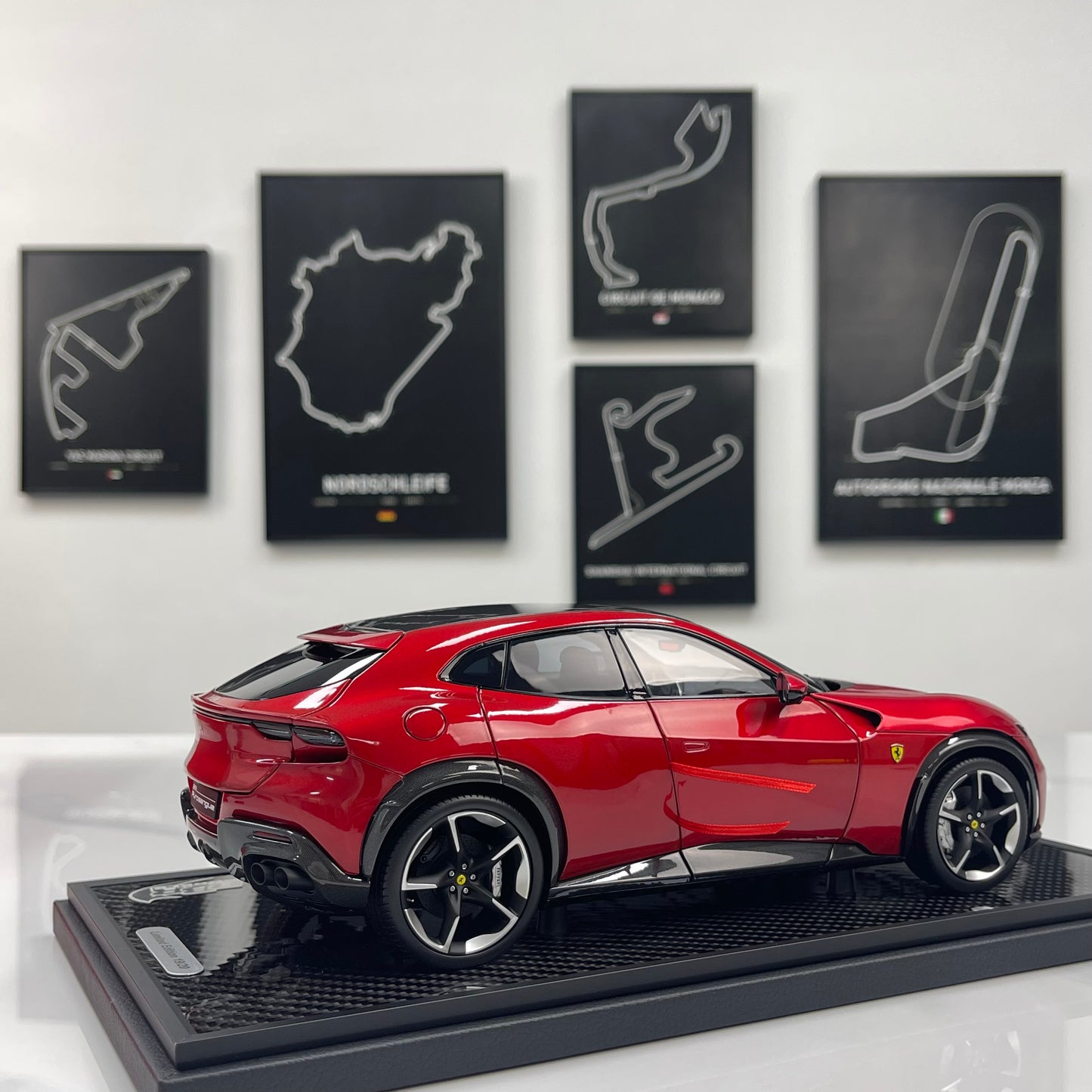 BBR 1/18 Ferrari Pursangue, black top, carbon fiber base metallic red HE180052BCH