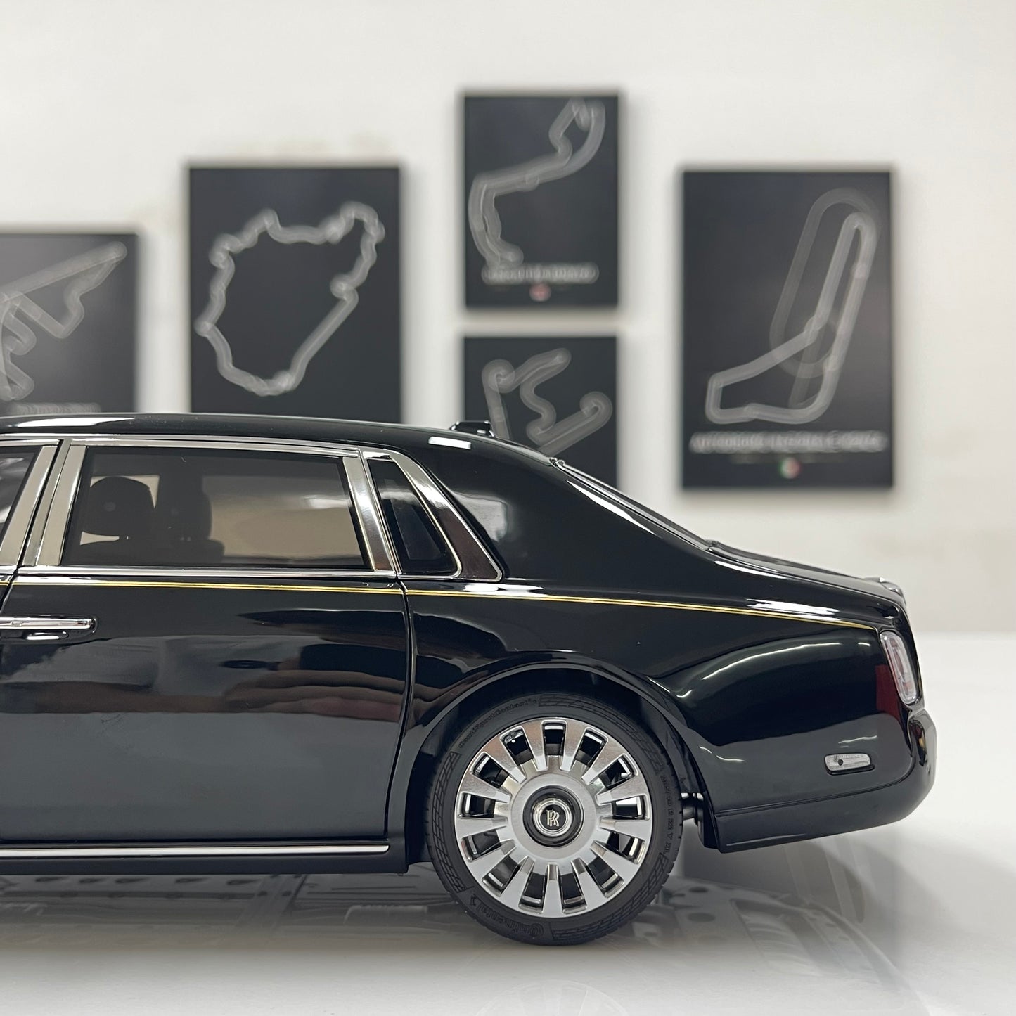 ZP 1/18 Rolls-Royce Phantom VIII (Gold Badge & Luggage Set Edition) – Pearl Black / Silver Roof (ZP115)