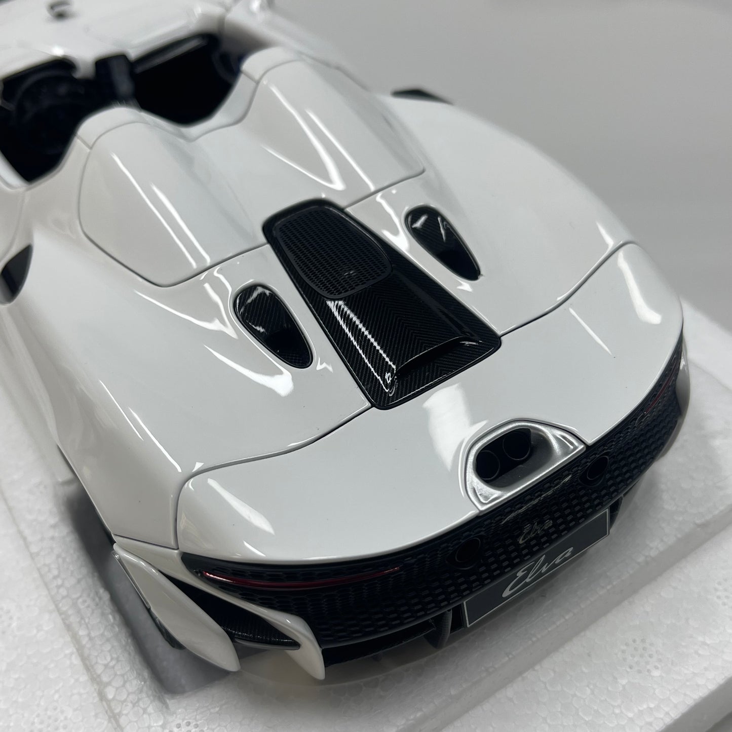 LCD 1/18 McLaren Elva Die-cast Model – Pearlescent White with Blue Interior (LCD18015-WH)