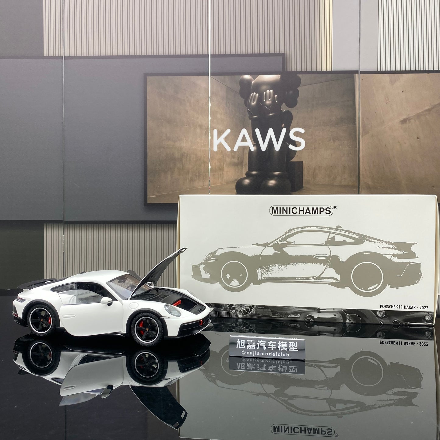 minichamps 1/18 Porsche 911 DAKAR BLUE WITH ROOF RACK alloy car model