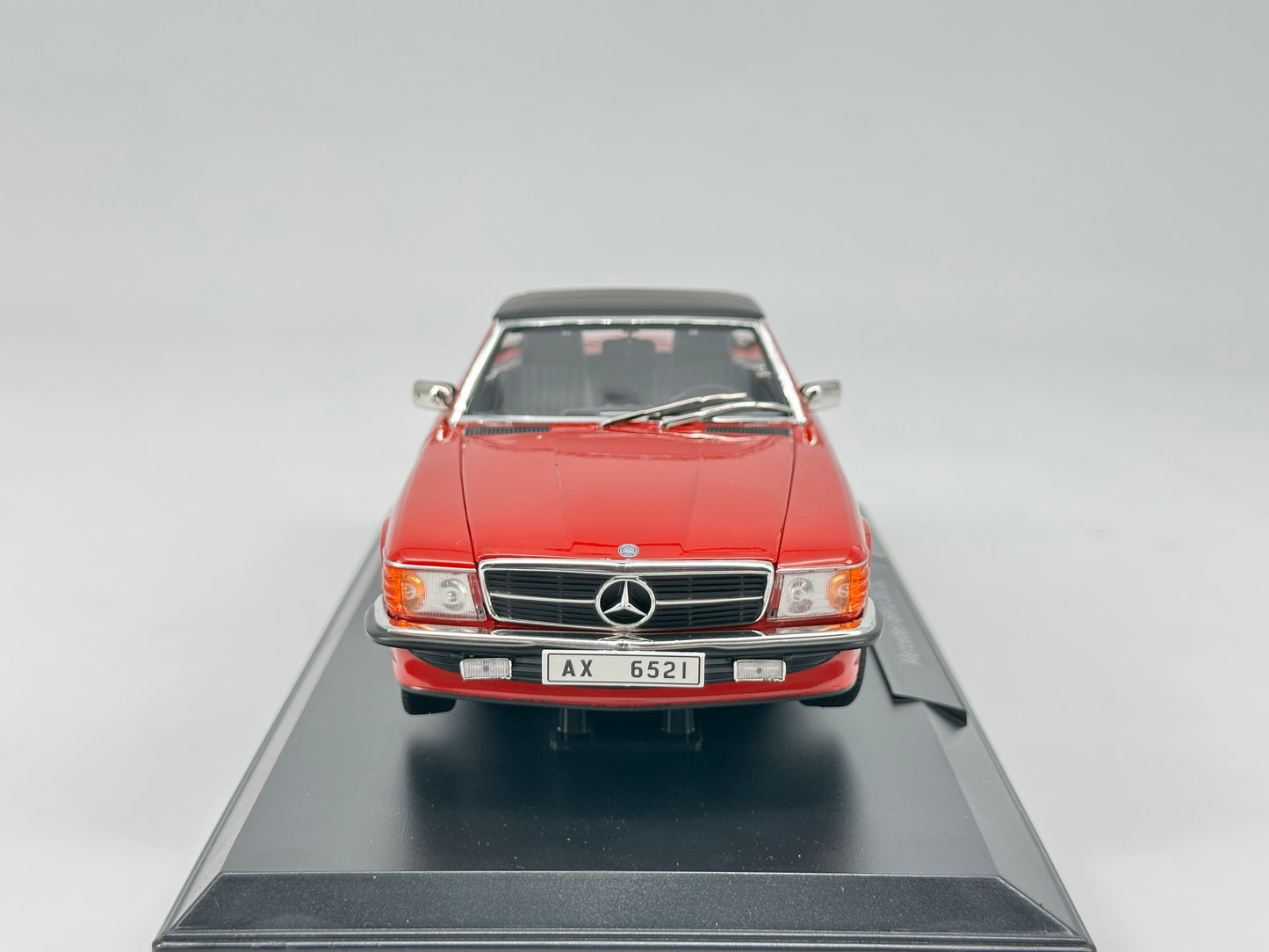 Norev 1/18 Mercedes Benz 350sl 1986 + Bruce Lee figure red car model