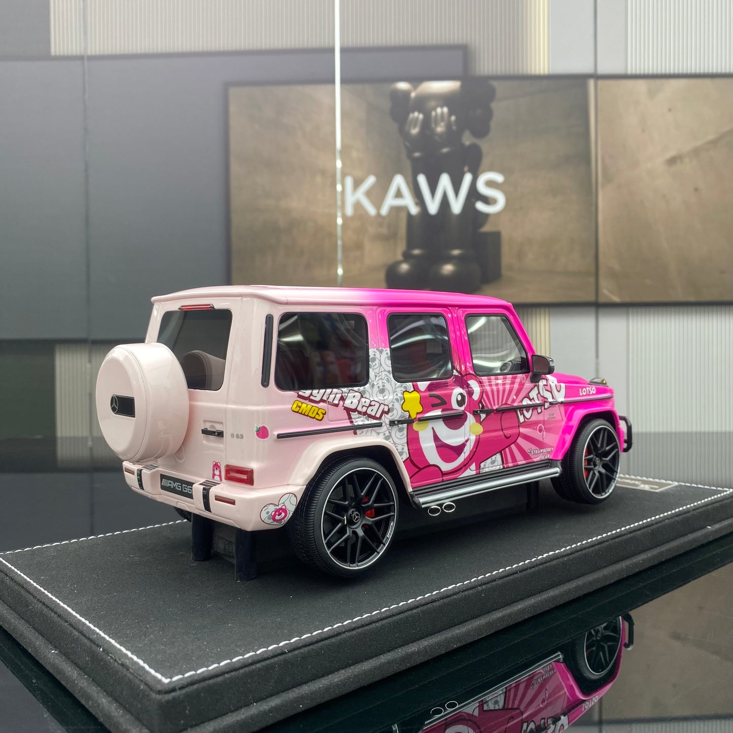 Vehicle Art 1/18 Mercedes-Benz G63 AMG Strawberry Bear Painted Resin Sealed Car Model