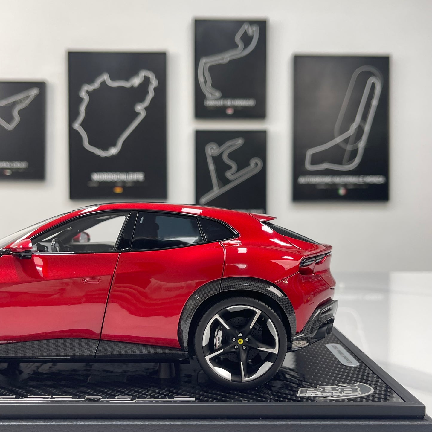 BBR 1/18 Ferrari Pursangue, black top, carbon fiber base metallic red HE180052BCH