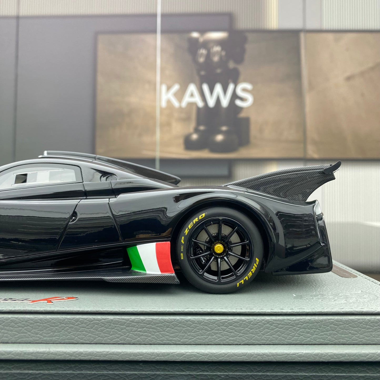 BBR 1/18 Pagani Huayra R gloss black/Italian flag limited edition car model