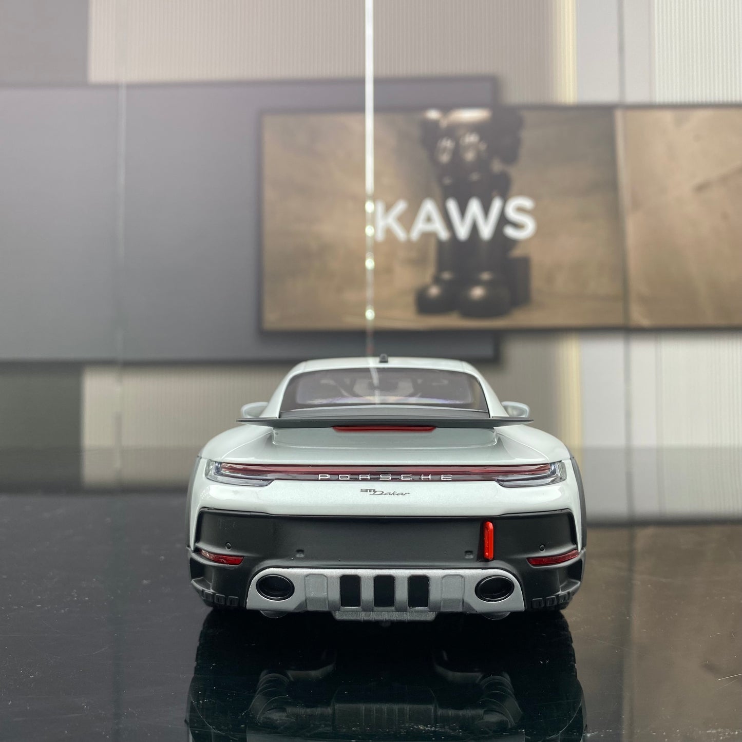 minichamps 1/18 Porsche 911 DAKAR BLUE WITH ROOF RACK alloy car model