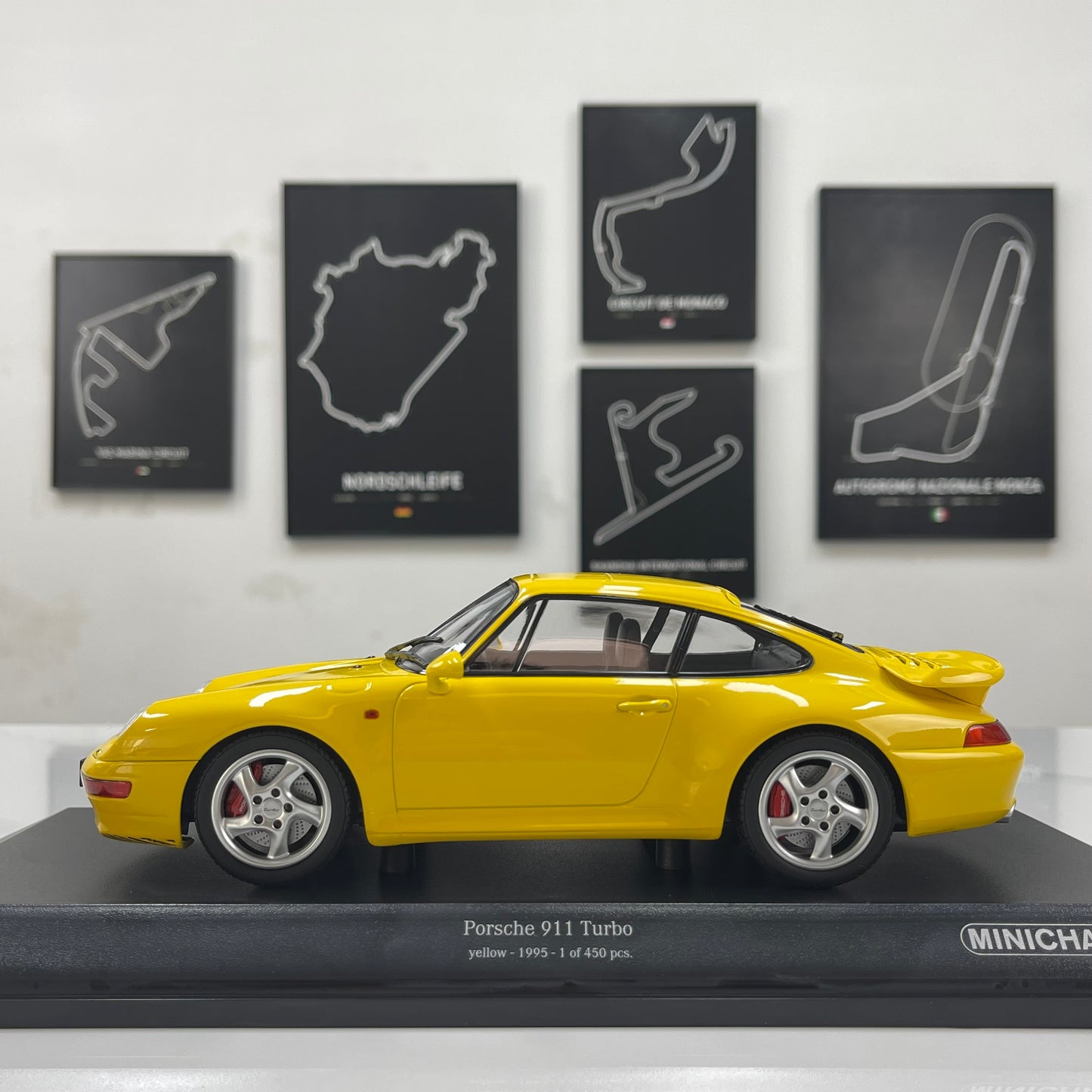 MINICHAMPS 1/18 Porsche 911 (993) Turbo (1995) Yellow 155061172
