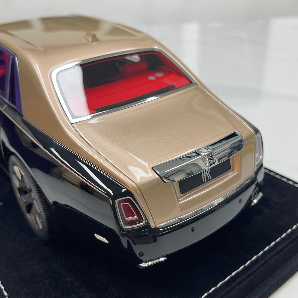 HH Model 1/18 Rolls-Royce Phantom Series II – Diamond Black/Champagne Gold (HH736)