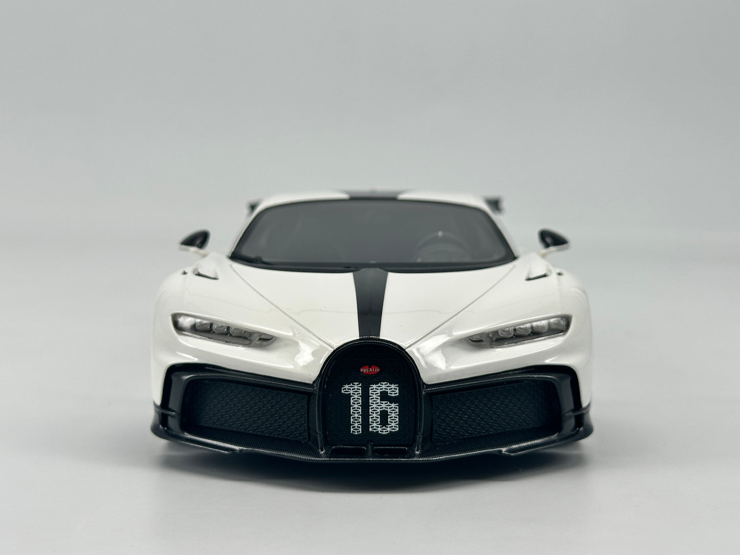TOPSPEED 1/18 Bugatti CHIRON PUR SPORT #16 White Simulation Car Model