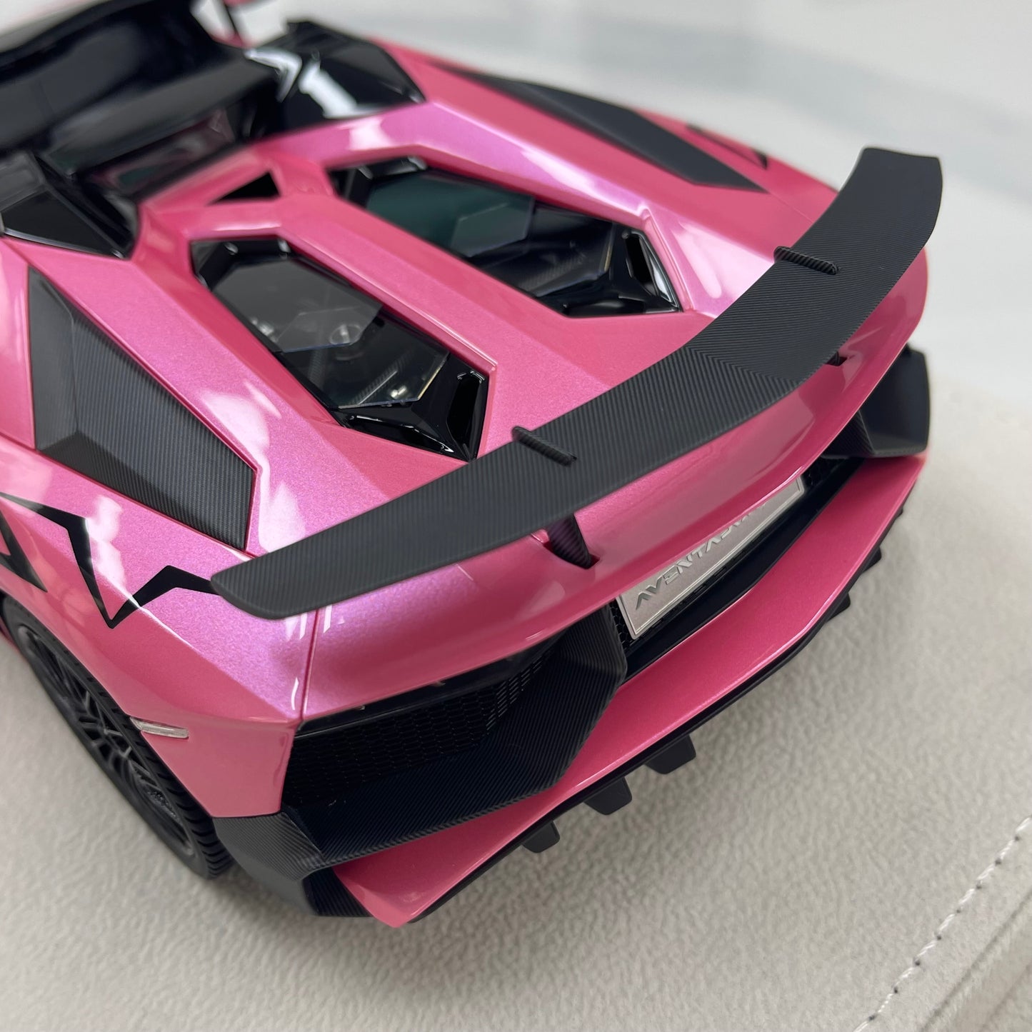 MAKEUP 1/18 Lamborghini Aventador LP750-4 SV Roadster (2015) – Pink (EML007H)