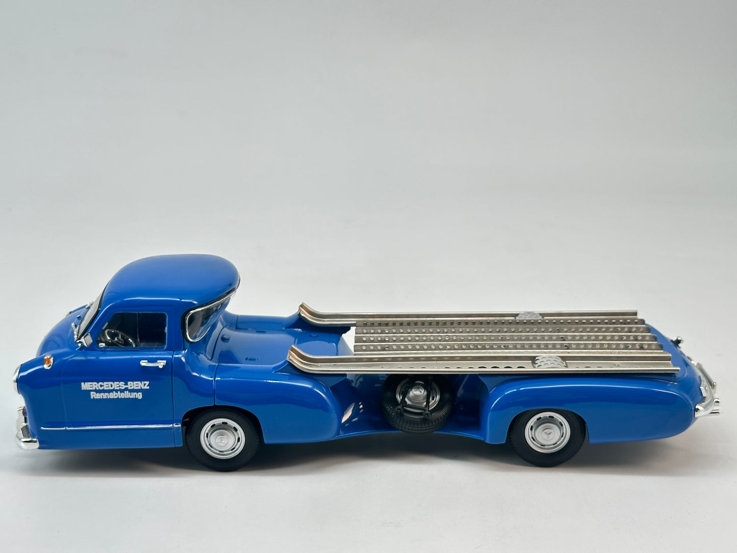 IVY 1/18 Mercedes Benz RENNTRANSPORTER Blue Wonder Blue Alloy Closed Car Model