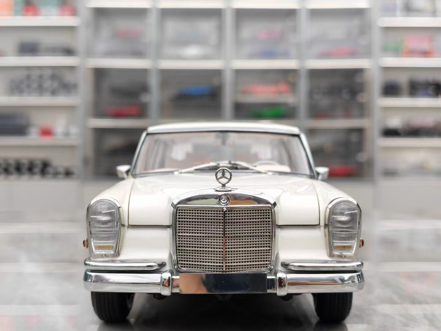 CMC 1/18 Mercedes-Benz Pullman 600 W100 White DDJ009