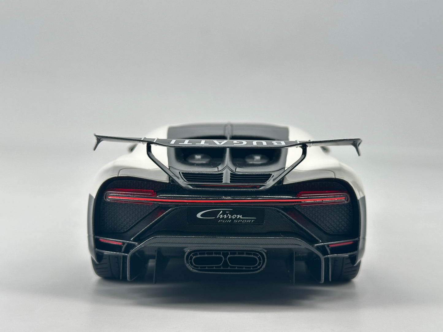 TOPSPEED 1/18 Bugatti CHIRON PUR SPORT #16 White Simulation Car Model