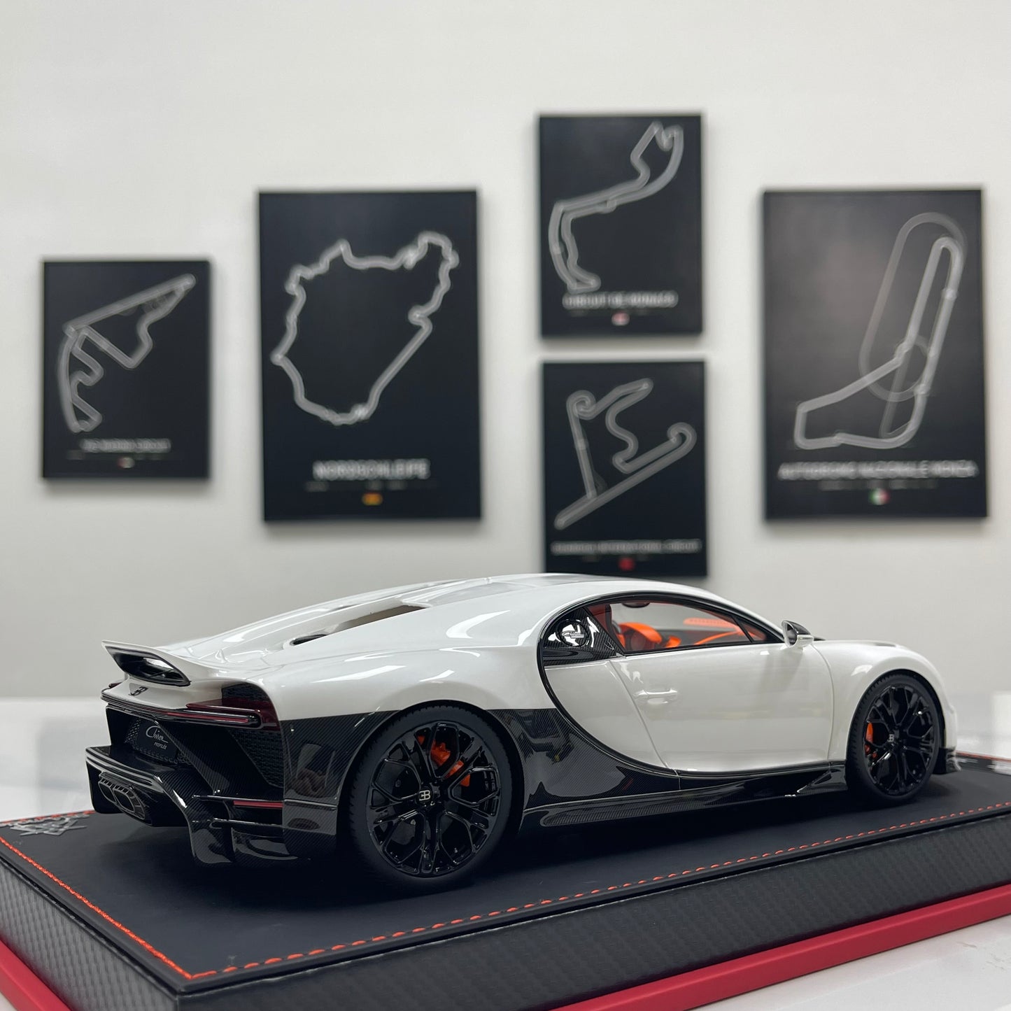 BBA MODEL 1/18 Bugatti Chiron Profilée – Black & White Panda