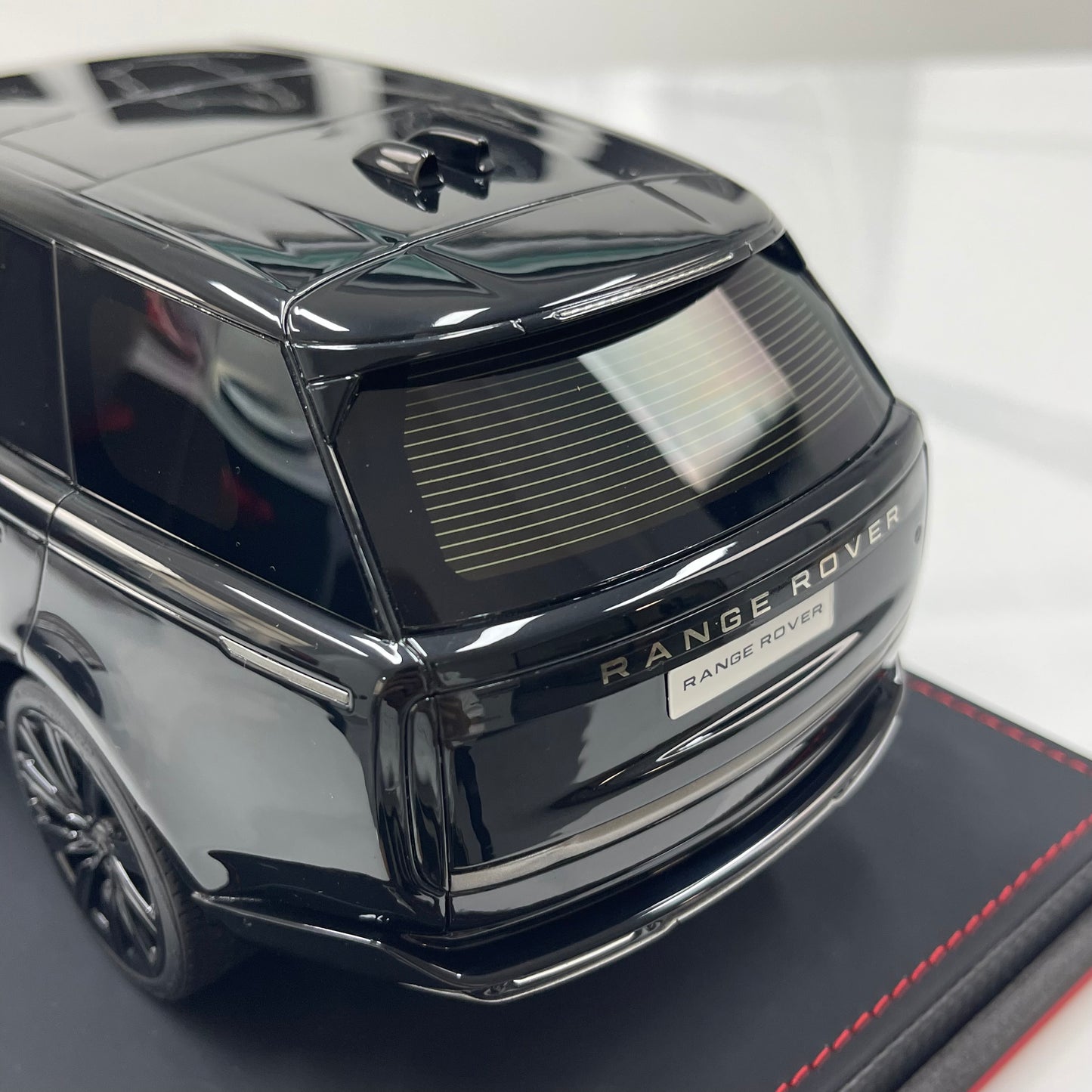 BBA MODEL 1/18 Land Rover Range Rover SVAutobiography Long Wheelbase — Gloss Black (Sealed Resin Model)