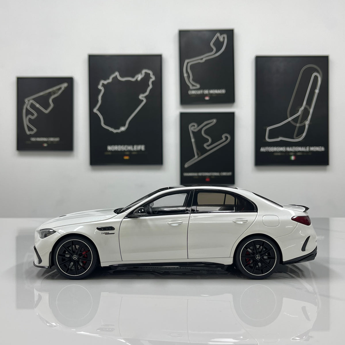 NZG 1/18 Mercedes-AMG C63 S E-Performance, Gloss White (111200040)